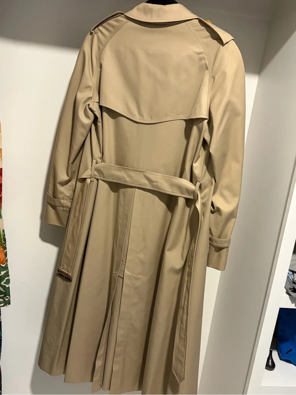 Burberry woman’s khaki Double-Breasted Trench Coat with Belt  and tartan lining - Picture 2 of 10